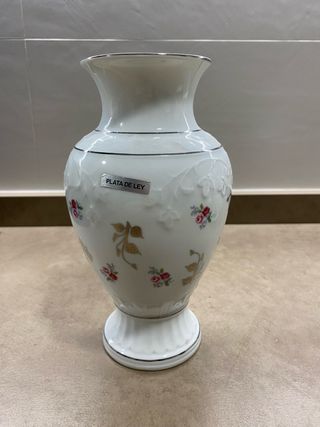 Jarrón de porcelana con flores y detalles dorados