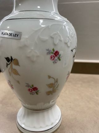Jarrón de porcelana con flores y detalles dorados