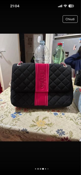 Borsa Gaëlle nera con dettagli fucsia