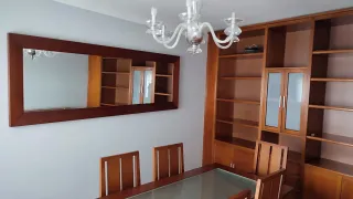 Conjunto comedor: mesa y 4 sillas, sillones.espejo