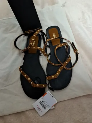 Sandalias tachas piel, Zara Talla 36