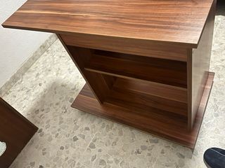 Escritorio de madera con estantes