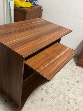 Escritorio de madera con estantes