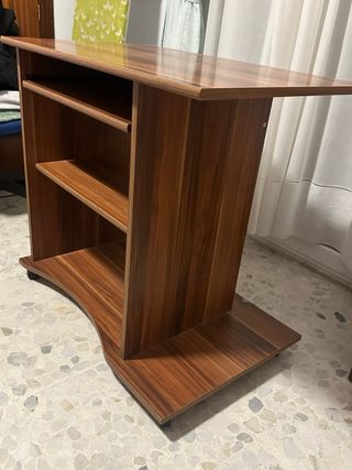 Escritorio de madera con estantes