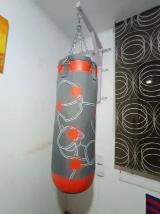 Saco de boxeo con soporte pared y guantes