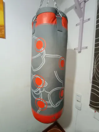 Saco de boxeo con soporte pared y guantes