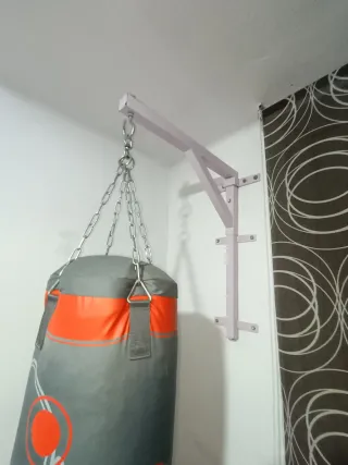 Saco de boxeo con soporte pared y guantes