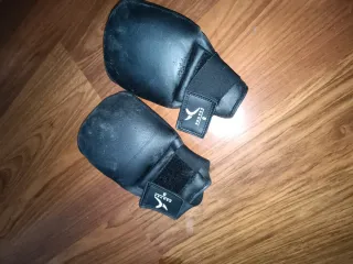 Saco de boxeo con soporte pared y guantes