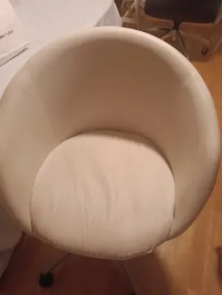 Silla Ikea blanca con ruedas.