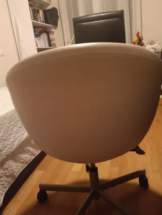 Silla Ikea blanca con ruedas.