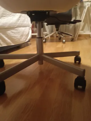 Silla Ikea blanca con ruedas.