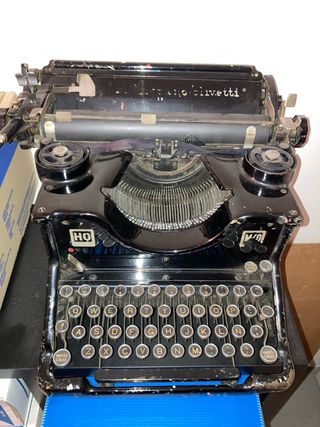 Máquina de escribir Olivetti antigua.