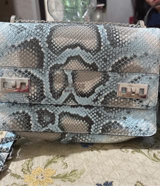 Borsa Guess effetto pitone blu e grigio