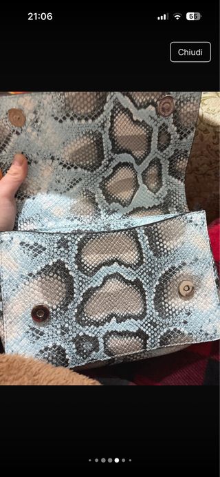 Borsa Guess effetto pitone blu e grigio