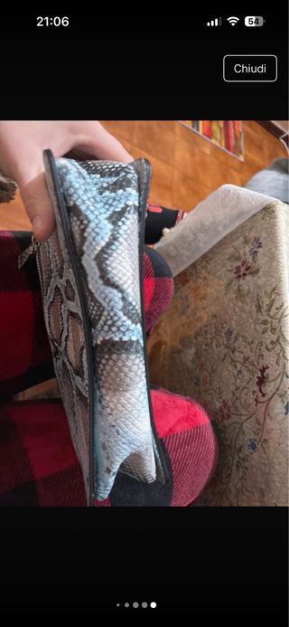 Borsa Guess effetto pitone blu e grigio