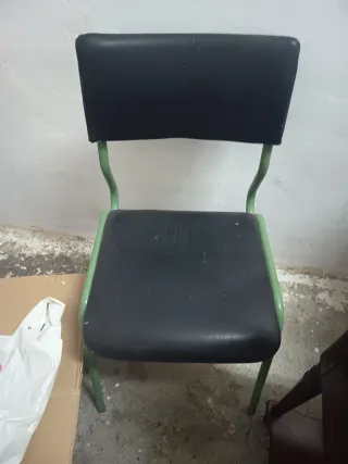 Mesa de colegio de madera verde