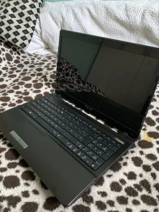 Portátil ASUS 4 núcleos, 6GB RAM, SSD 128GB, linux