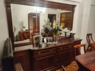 Aparador de madera y cristal