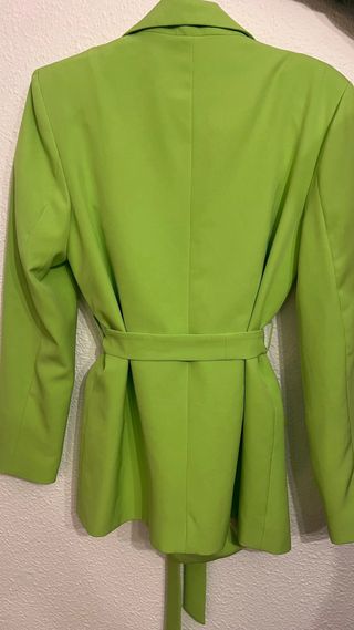 Blazer verde con cinturón y pantalon