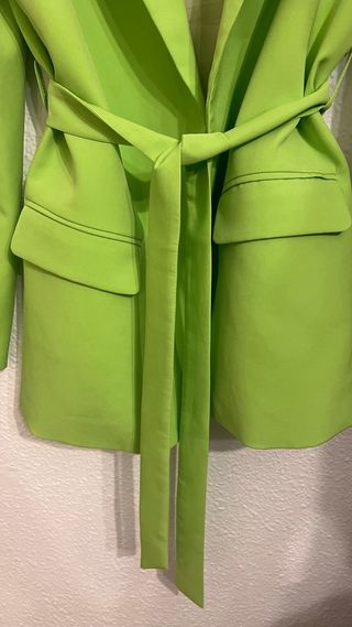 Blazer verde con cinturón y pantalon