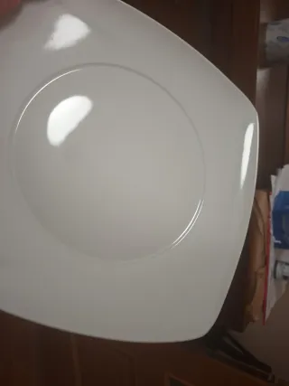 Vajilla porcelana blanca - falta 1 plato 12 servic