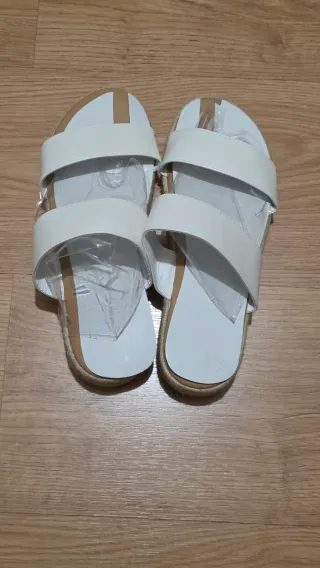 Sandalias blancas planas
