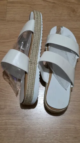 Sandalias blancas planas