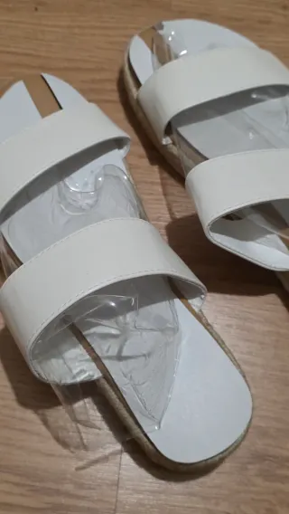 Sandalias blancas planas