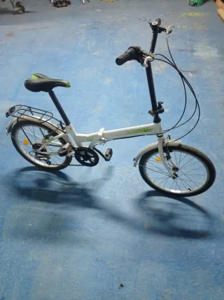 Bicicleta plegable blanca