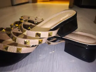 Zapatos negros tacón bajo tachuelas doradas