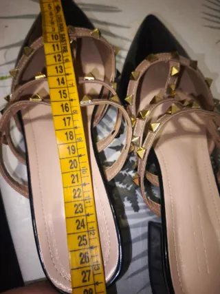 Zapatos negros tacón bajo tachuelas doradas