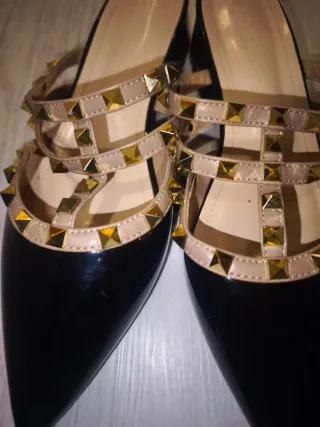 Zapatos negros tacón bajo tachuelas doradas