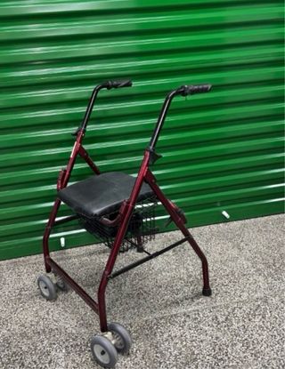 Andador con asiento y cesta