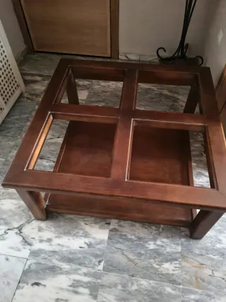 Mesa de salón de madera y cristal