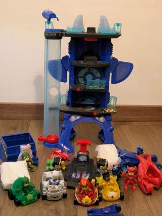 Base PJ Masks + coches y personajes extras