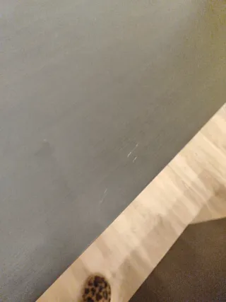 Mesa negra con patas metálicas