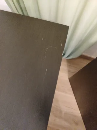 Mesa negra con patas metálicas