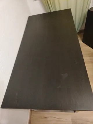 Mesa negra con patas metálicas