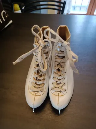 Pattini da ghiaccio artistico bianchi