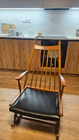 Mecedora vintage de madera con piel sinntética 60"