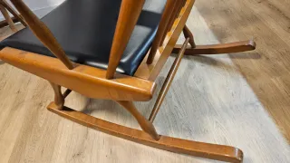 Mecedora vintage de madera con piel sinntética 60"