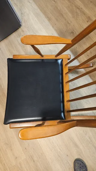 Mecedora vintage de madera con piel sinntética 60"