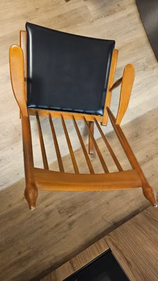 Mecedora vintage de madera con piel sinntética 60"