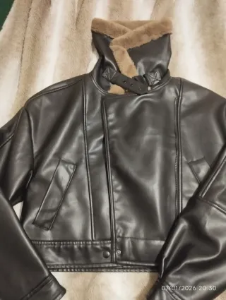 Chaqueta polipiel negra con etiqueta