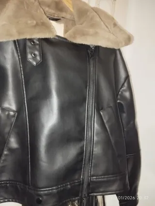 Chaqueta polipiel negra con etiqueta