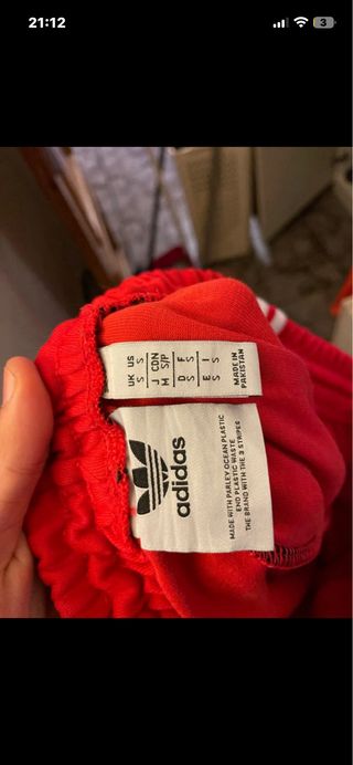 Pantalón Adidas Rojo con Rayas Blancas