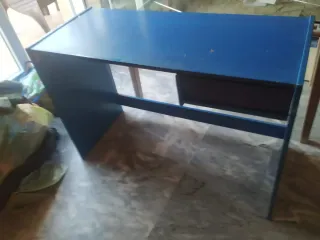 Escritorio azul y negro de madera y cristal