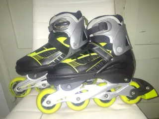 Patines en línea negros con ruedas amarillas