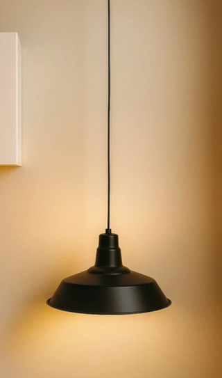 Lámpara colgante negra y dorada