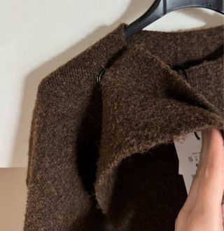 Malha/capa com cachecol castanho